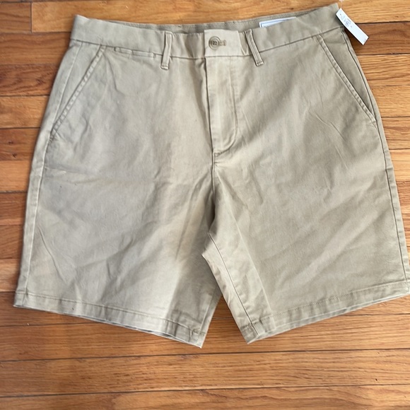 Gap men’s tan shorts 33” waist 8” inseam - Picture 2 of 4